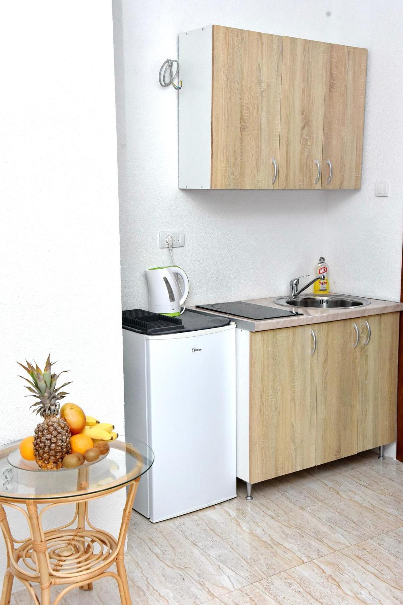 Apartments Sea Star Котор Екстериор снимка